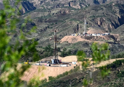 ɽ��ǰ�����ȼ��ȹ���Ȼ�������������¸�