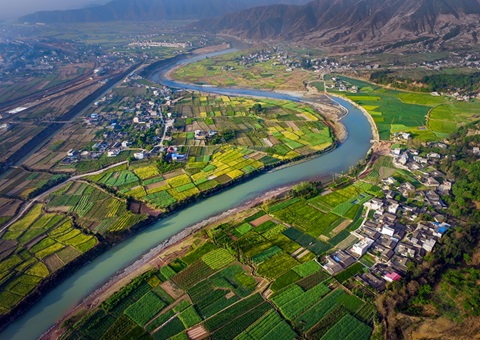 �Ĵ�ʡ��Դ��ԴͶ���赼����ʵ���׸�Ͷ����ĿǩԼ